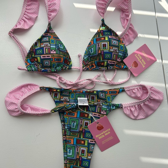 Strawberry Milk mob bikini set
NWT - Picture 1 of 1